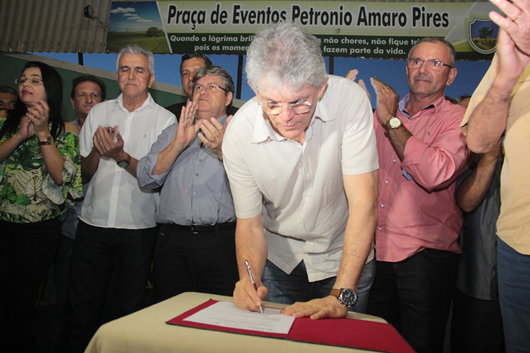 Ricardo assina Ordens de Serviço durante visita a Baraúna, Picuí e Frei Martinho