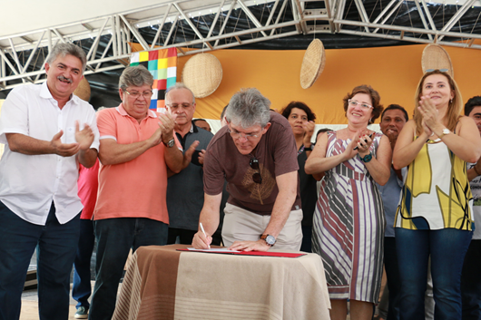 Ricardo autoriza obras de urbanização da orla de Jacumã durante aniversário do Conde