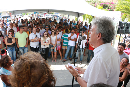 Ricardo entrega casas, autoriza rodovias e anuncia mais obras no Conde