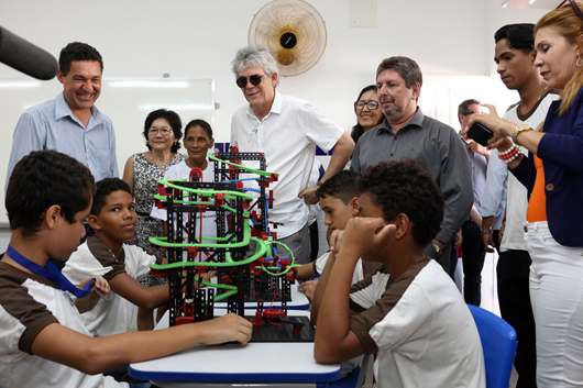 Ricardo_entrega-reforma_escolas em João Pessoa