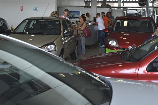 Brasília - Fim do IPI nos carros novos, levam varios consumidores a revendas