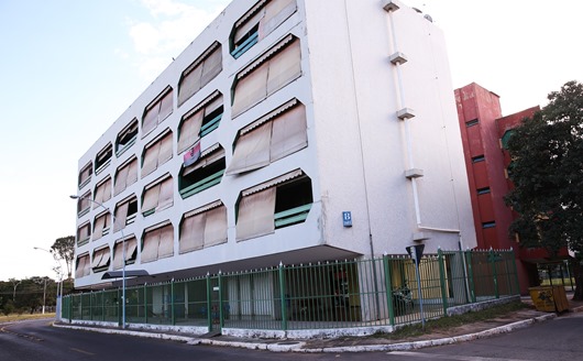 Brasília - Os prédios do bairro Cruzeiro Novo têm os pilotis fechados por grades (Wilson Dias/Agência Brasil)