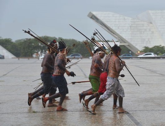 Índios que participam do Acampamento Terra Livre (ATL) fazem manifestação em frente ao STF. O ato tem como objetivo defender o efetivo respeito aos direitos indígenas (Valter Campanato/Agência Brasil)