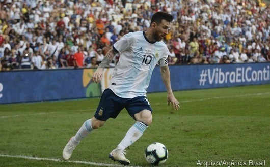 Messi levanta a taça e consagra a Argentina tricampeã do mundo