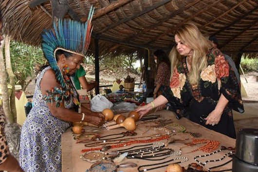 Primeira-dama do Estado visita artesãos indígenas