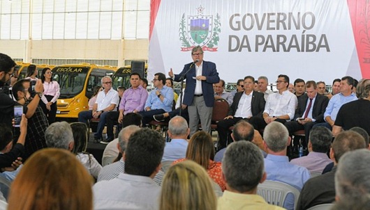 Azevêdo_entrega_ônibus escolares