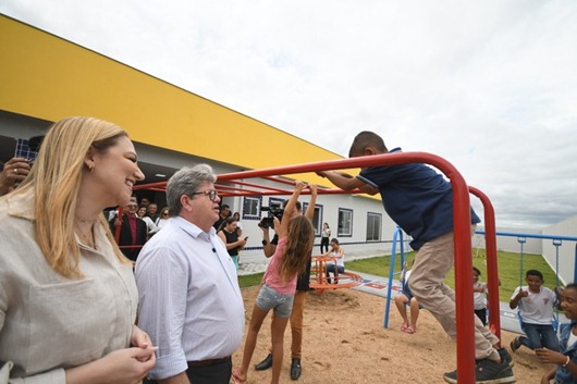 João Azevêdo entrega creche em Bom Jesus