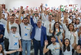 João Azevêdo acompanha pré-embarque de alunos para o Reino Unido e destaca ampliação do aprendizado com programa de intercâmbio