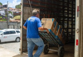 Educação inicia distribuição de equipamentos para mais de 500 escolas da rede estadual de ensino